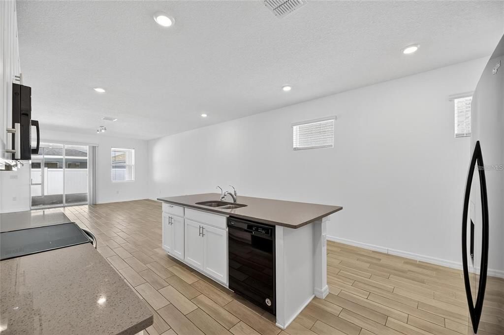For Rent: $2,400 (4 beds, 2 baths, 1612 Square Feet)
