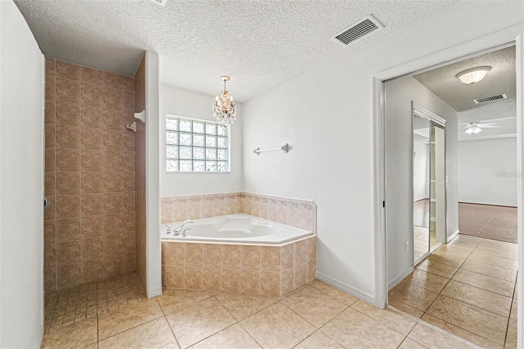 En Venta: $300,000 (3 camas, 2 baños, 2170 Pies cuadrados)