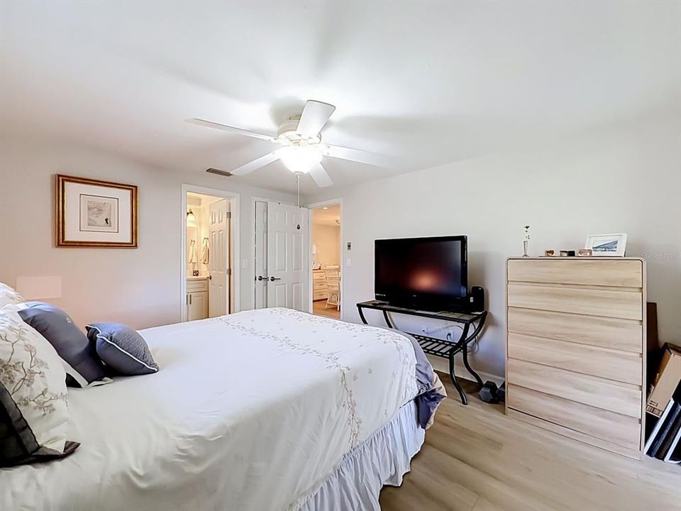 For Sale: $129,000 (2 beds, 2 baths, 1050 Square Feet)