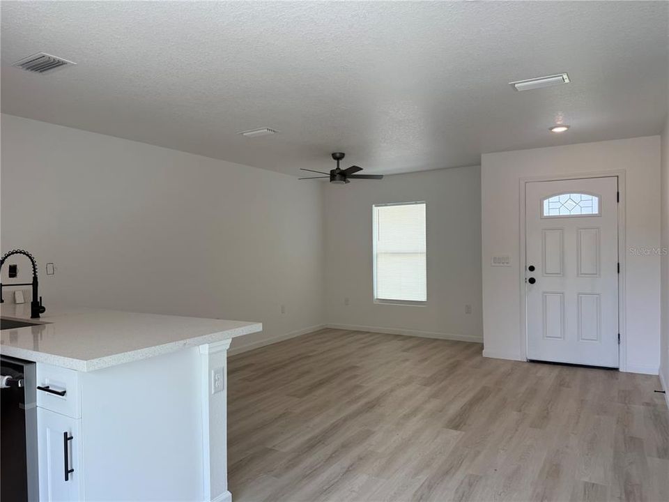 For Rent: $1,600 (3 beds, 2 baths, 1057 Square Feet)
