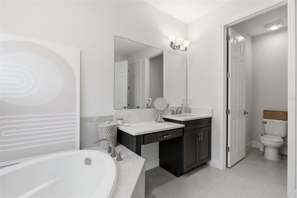 En Venta: $589,500 (4 camas, 3 baños, 2607 Pies cuadrados)