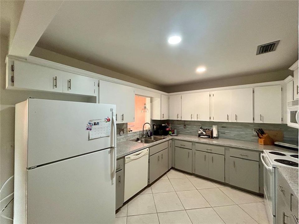 For Sale: $159,900 (2 beds, 2 baths, 1484 Square Feet)