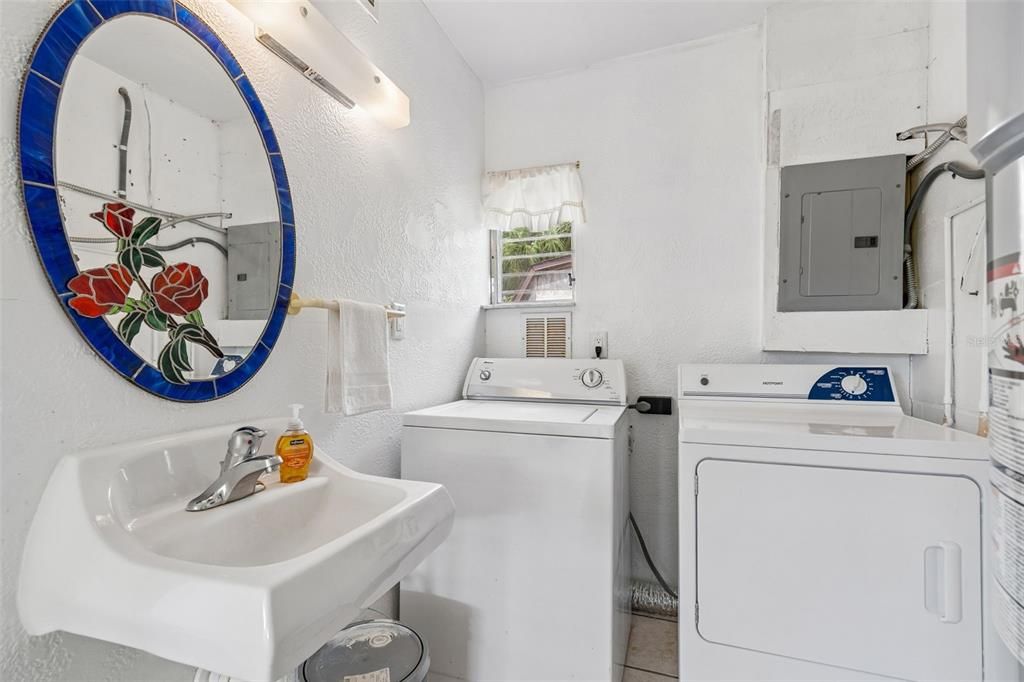 На продажу: $169,900 (2 спален, 2 ванн, 1020 Квадратных фут)