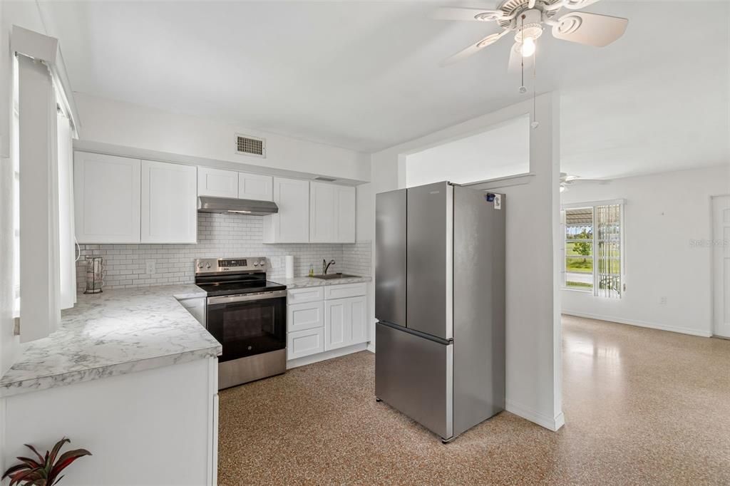 На продажу: $169,900 (2 спален, 2 ванн, 1020 Квадратных фут)