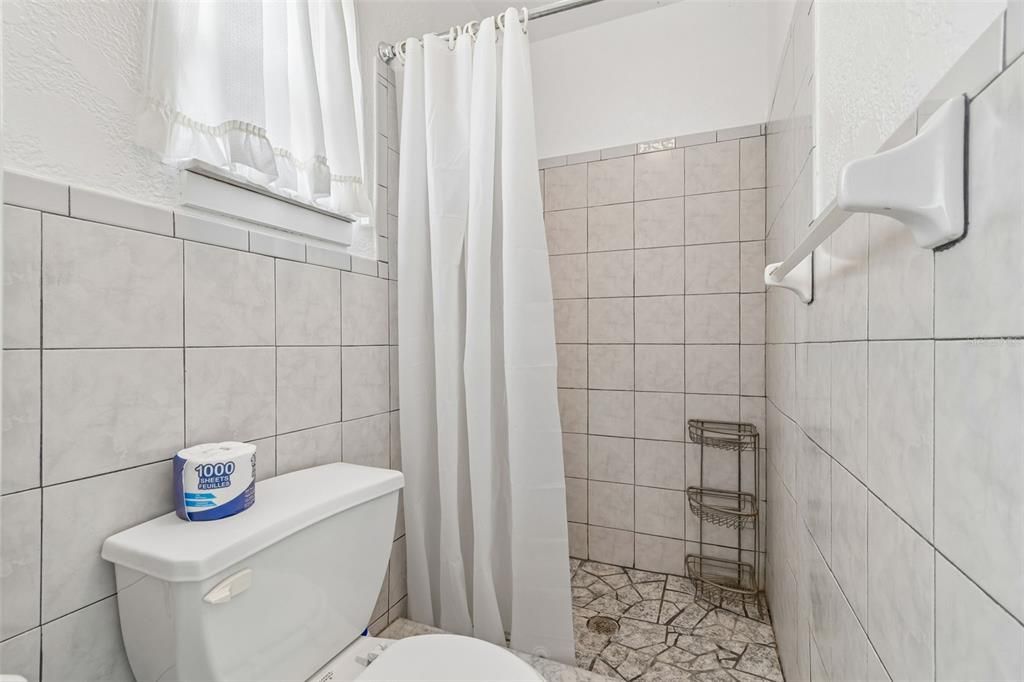 На продажу: $169,900 (2 спален, 2 ванн, 1020 Квадратных фут)