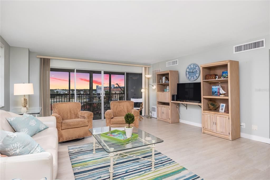 En Venta: $385,000 (2 camas, 2 baños, 1240 Pies cuadrados)
