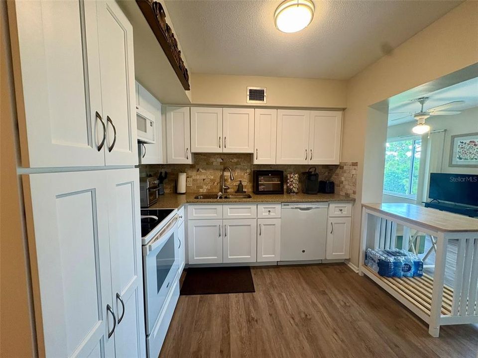 For Sale: $135,000 (2 beds, 1 baths, 1100 Square Feet)