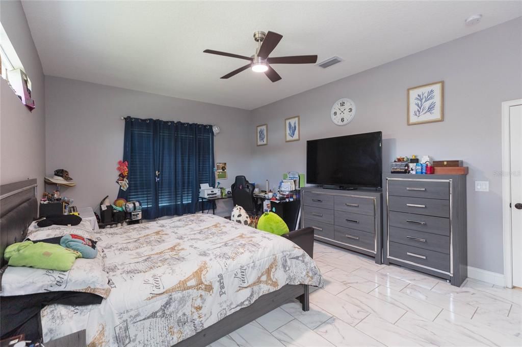 En Venta: $645,000 (4 camas, 3 baños, 2587 Pies cuadrados)