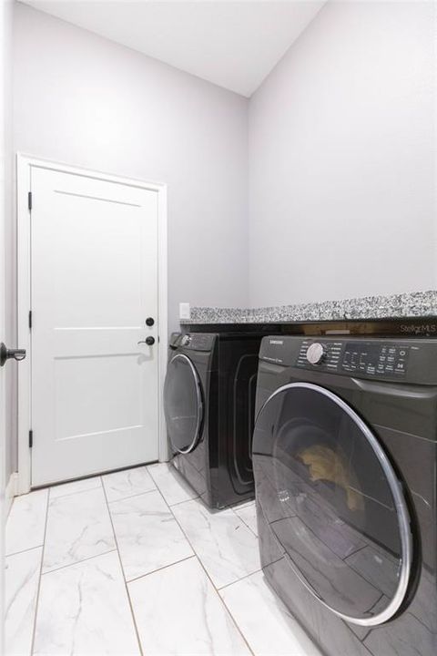 En Venta: $645,000 (4 camas, 3 baños, 2587 Pies cuadrados)