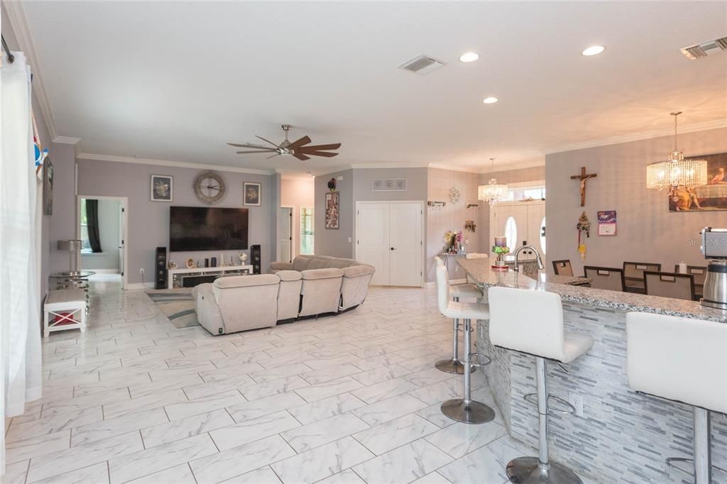 En Venta: $645,000 (4 camas, 3 baños, 2587 Pies cuadrados)