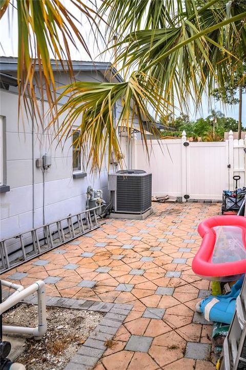 For Sale: $684,000 (5 beds, 2 baths, 1808 Square Feet)