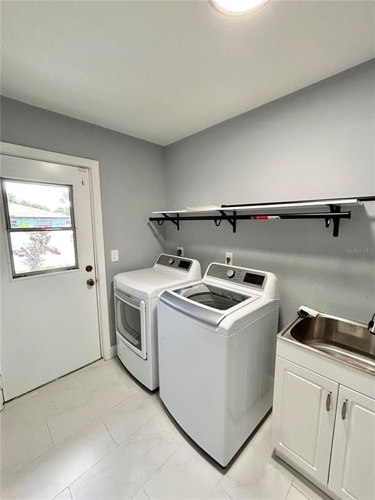 For Sale: $469,000 (3 beds, 3 baths, 1663 Square Feet)
