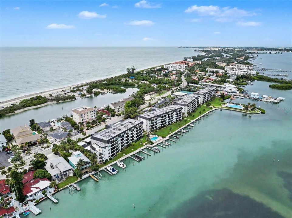 На продажу: $549,000 (2 спален, 2 ванн, 1093 Квадратных фут)