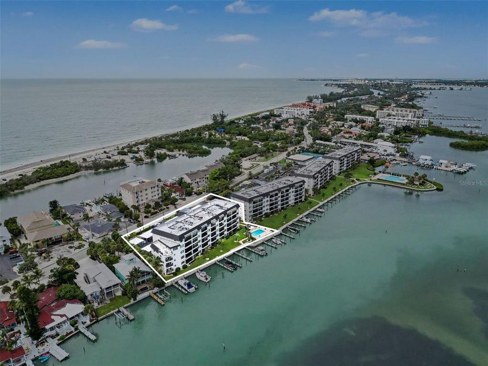 На продажу: $549,000 (2 спален, 2 ванн, 1093 Квадратных фут)