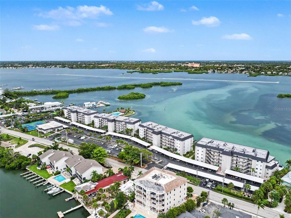 На продажу: $549,000 (2 спален, 2 ванн, 1093 Квадратных фут)