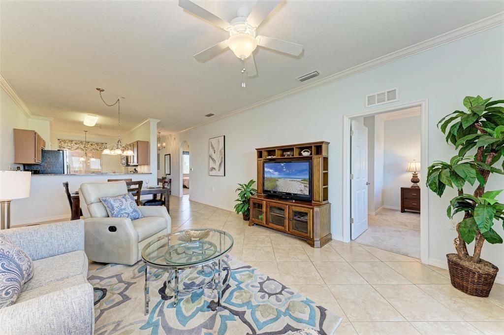 For Sale: $229,900 (2 beds, 2 baths, 1121 Square Feet)