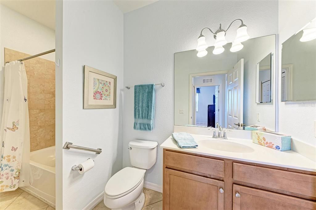 For Sale: $229,900 (2 beds, 2 baths, 1121 Square Feet)