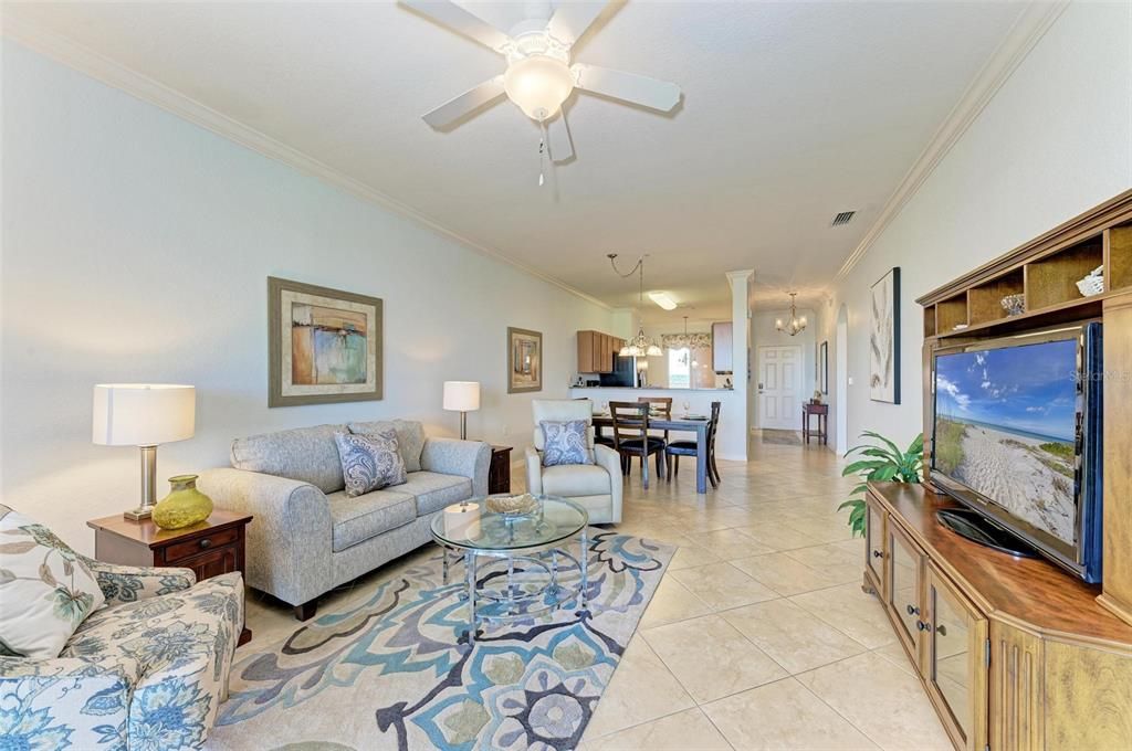For Sale: $229,900 (2 beds, 2 baths, 1121 Square Feet)