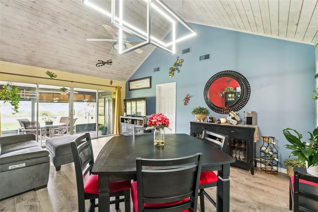 For Sale: $239,900 (2 beds, 2 baths, 980 Square Feet)