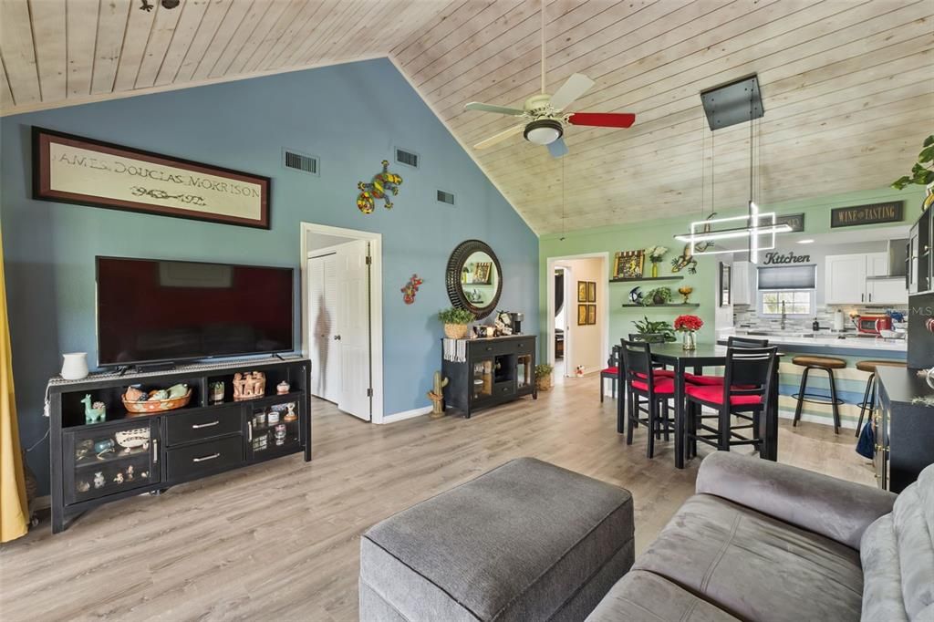 For Sale: $239,900 (2 beds, 2 baths, 980 Square Feet)