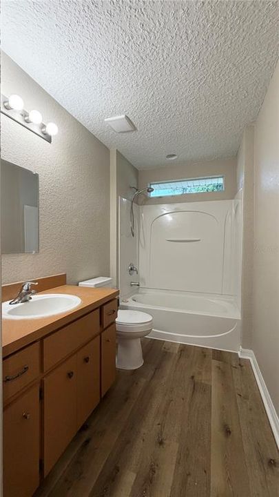 En Venta: $249,900 (4 camas, 2 baños, 1251 Pies cuadrados)