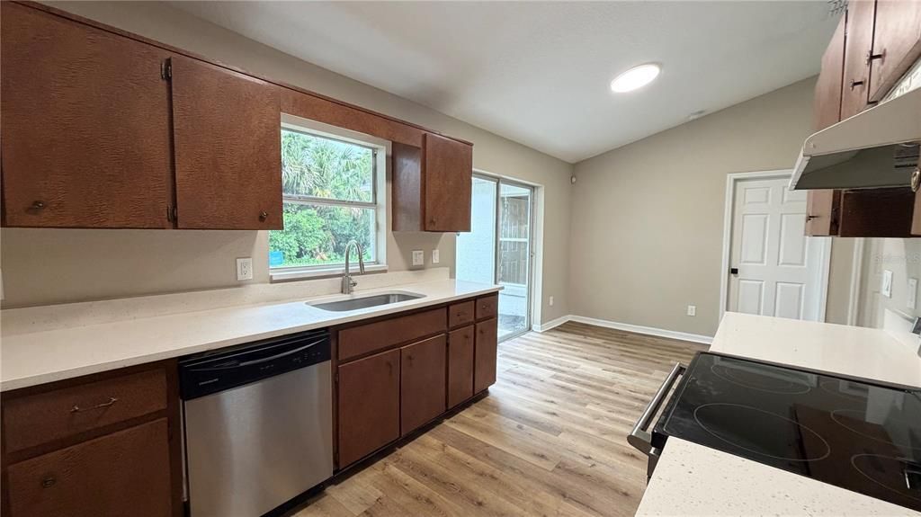 En Venta: $249,900 (4 camas, 2 baños, 1251 Pies cuadrados)