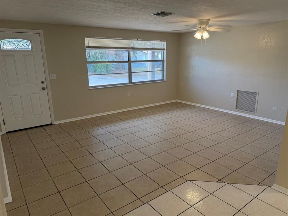 Activo con contrato: $175,000 (3 camas, 1 baños, 1077 Pies cuadrados)