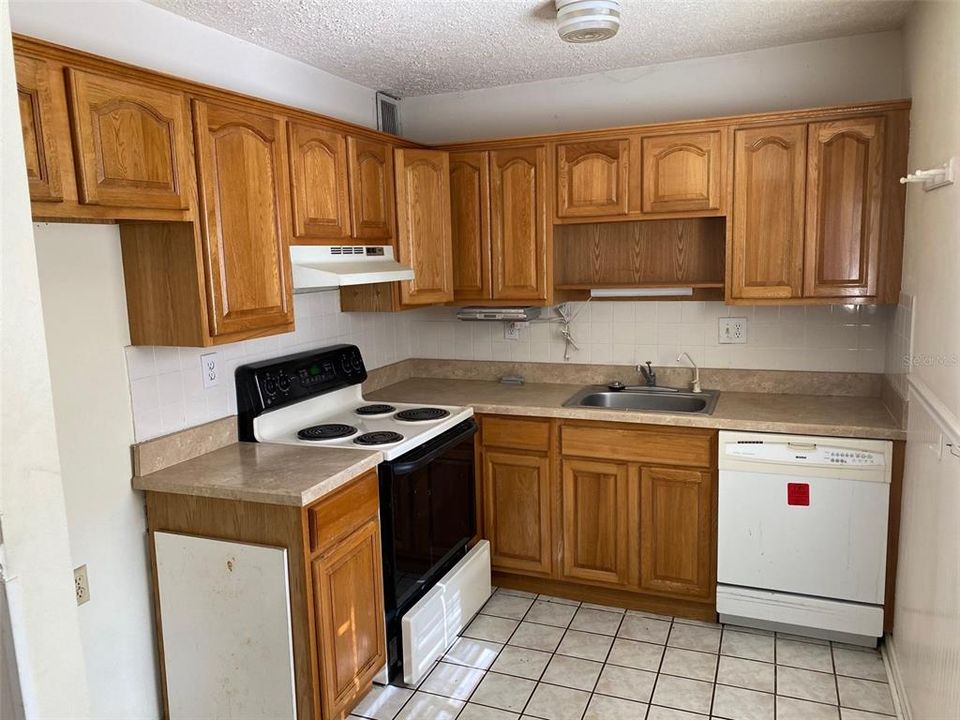 For Sale: $100,000 (2 beds, 2 baths, 960 Square Feet)