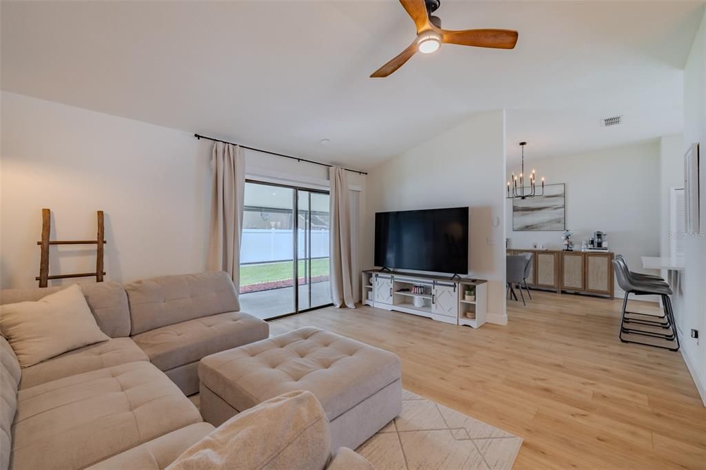 En Venta: $425,000 (3 camas, 2 baños, 1564 Pies cuadrados)