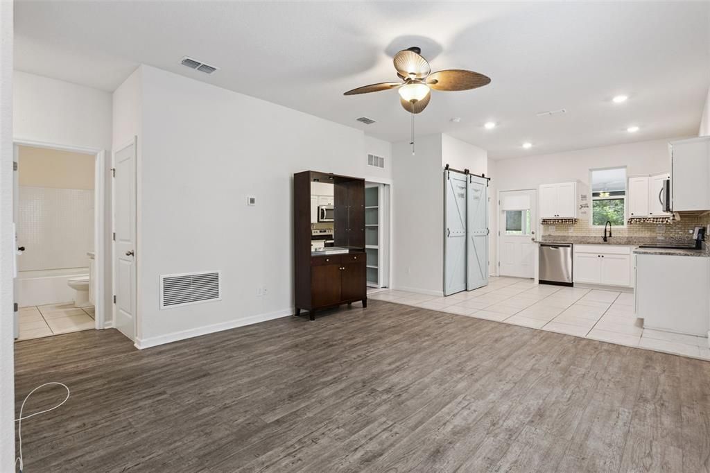 For Sale: $325,000 (3 beds, 2 baths, 1174 Square Feet)