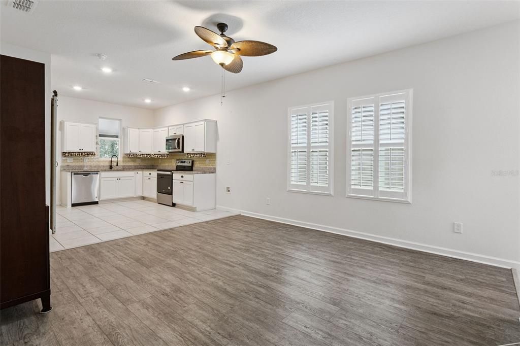 For Sale: $325,000 (3 beds, 2 baths, 1174 Square Feet)