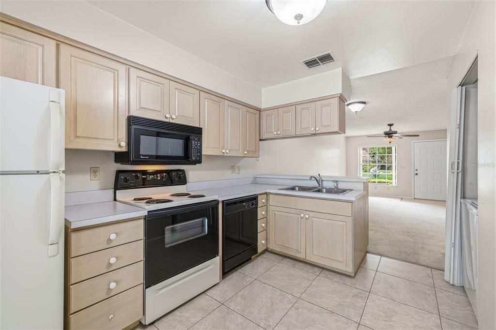 For Sale: $165,000 (2 beds, 2 baths, 730 Square Feet)
