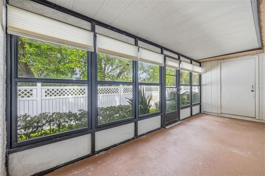 For Sale: $165,000 (2 beds, 2 baths, 730 Square Feet)