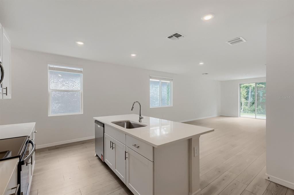 For Sale: $325,000 (4 beds, 2 baths, 1607 Square Feet)