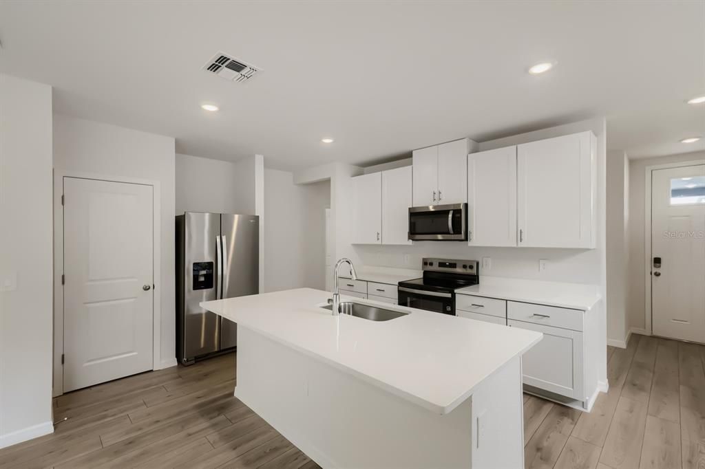 For Sale: $325,000 (4 beds, 2 baths, 1607 Square Feet)