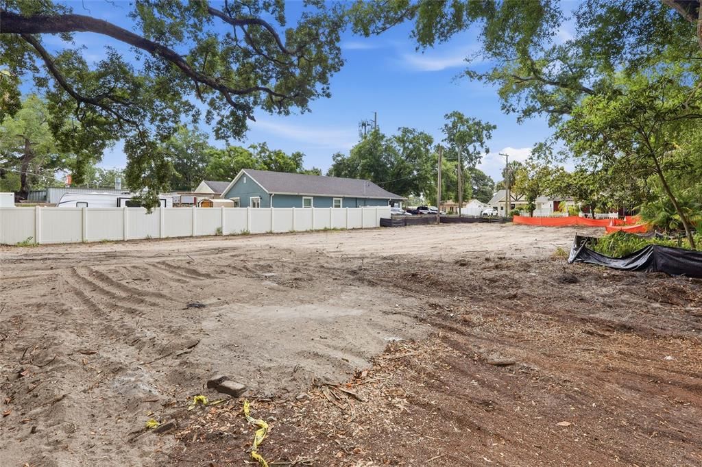 На продажу: $480,000 (0.27 acres)