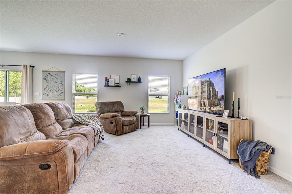 For Sale: $299,900 (3 beds, 2 baths, 1292 Square Feet)