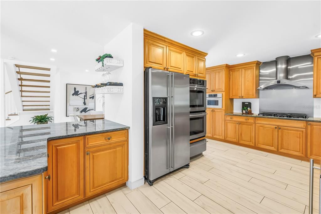 Activo con contrato: $995,000 (3 camas, 3 baños, 2365 Pies cuadrados)