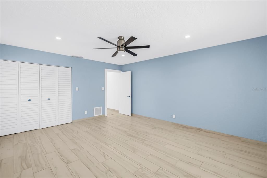 Activo con contrato: $995,000 (3 camas, 3 baños, 2365 Pies cuadrados)