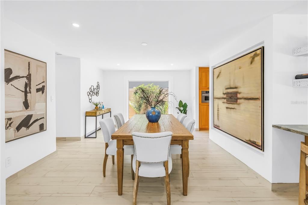 Activo con contrato: $995,000 (3 camas, 3 baños, 2365 Pies cuadrados)