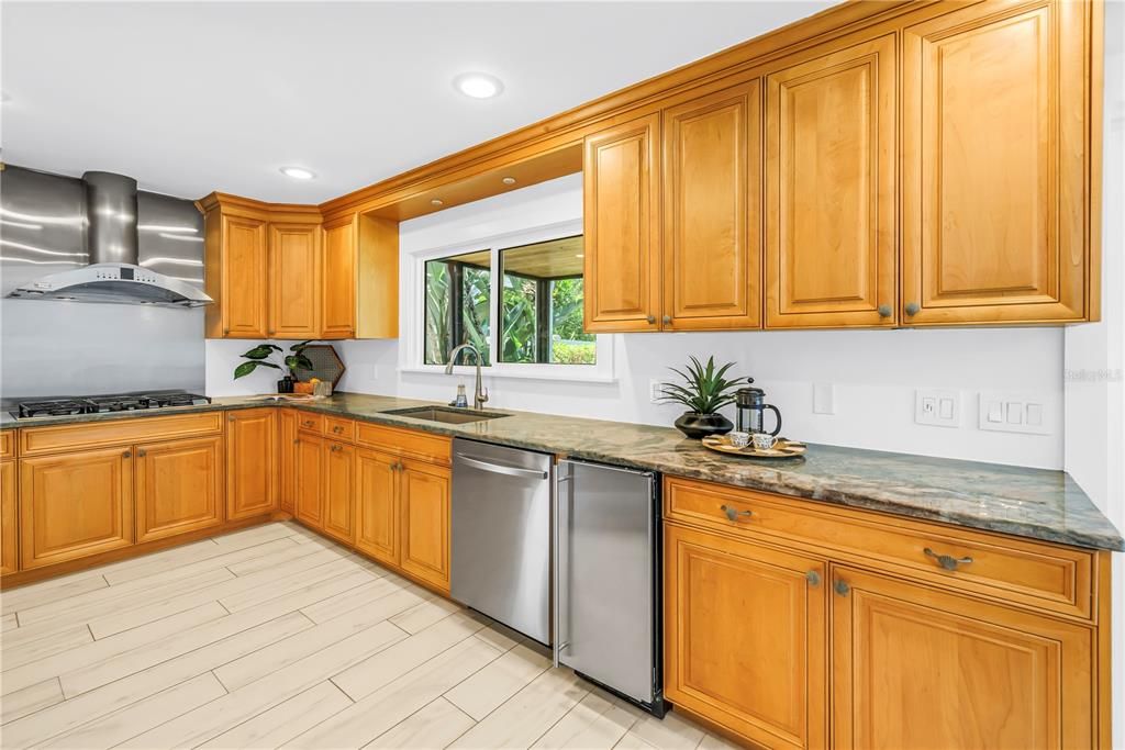 Activo con contrato: $995,000 (3 camas, 3 baños, 2365 Pies cuadrados)