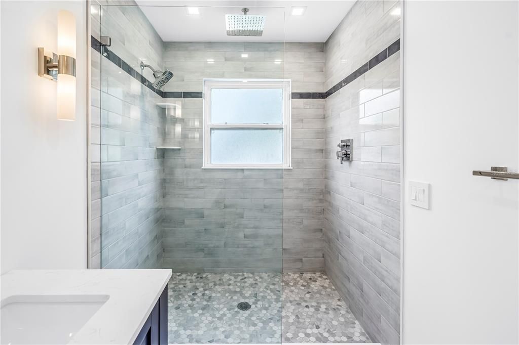 Activo con contrato: $995,000 (3 camas, 3 baños, 2365 Pies cuadrados)