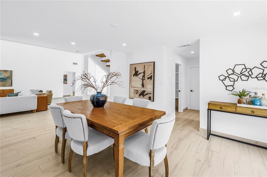 Activo con contrato: $995,000 (3 camas, 3 baños, 2365 Pies cuadrados)