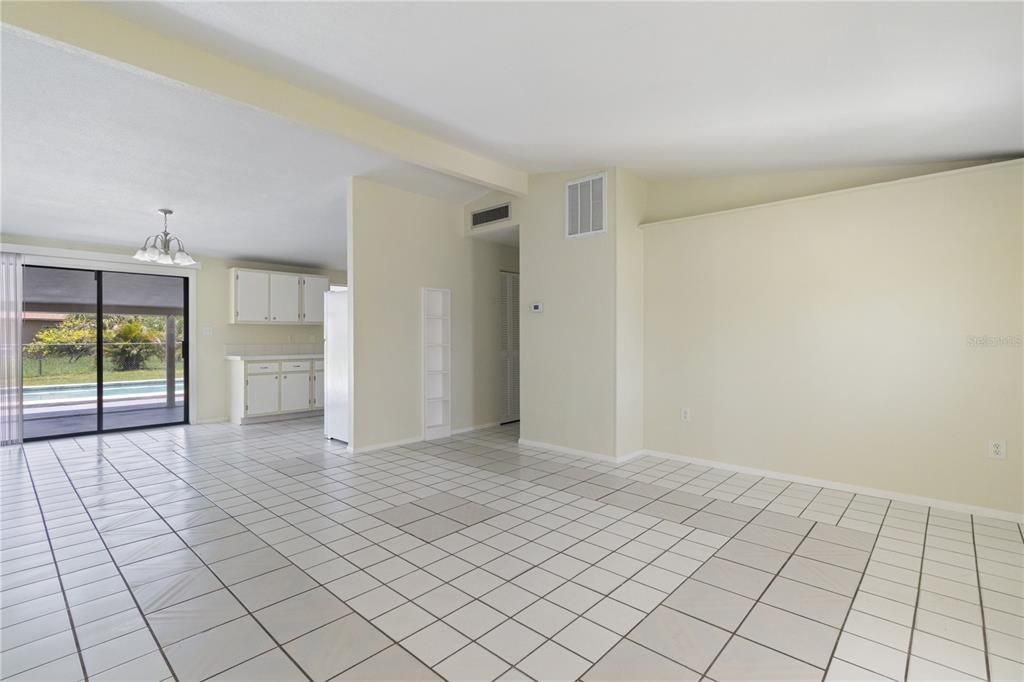For Rent: $2,000 (4 beds, 2 baths, 1306 Square Feet)