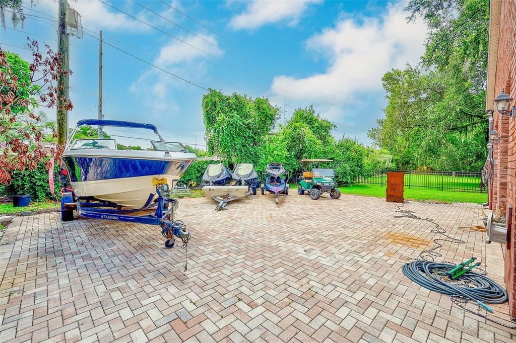 Под контрактом: $1,000,000 (5 спален, 4 ванн, 4580 Квадратных фут)
