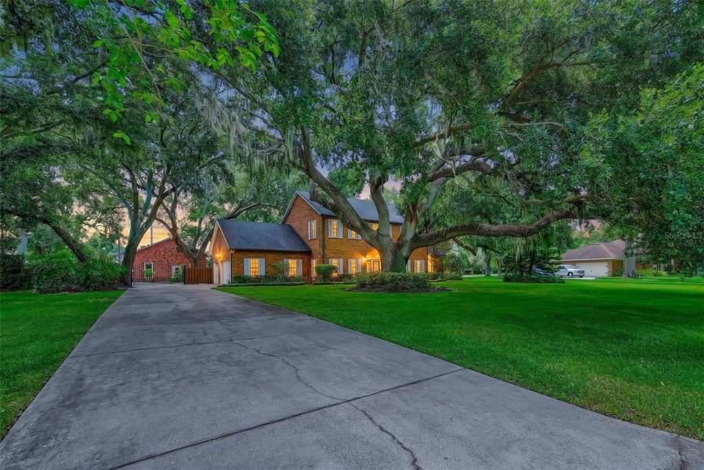Под контрактом: $1,000,000 (5 спален, 4 ванн, 4580 Квадратных фут)