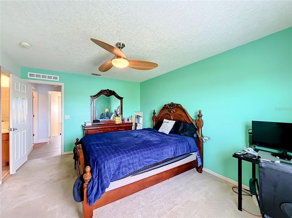 En Venta: $424,500 (4 camas, 3 baños, 3012 Pies cuadrados)