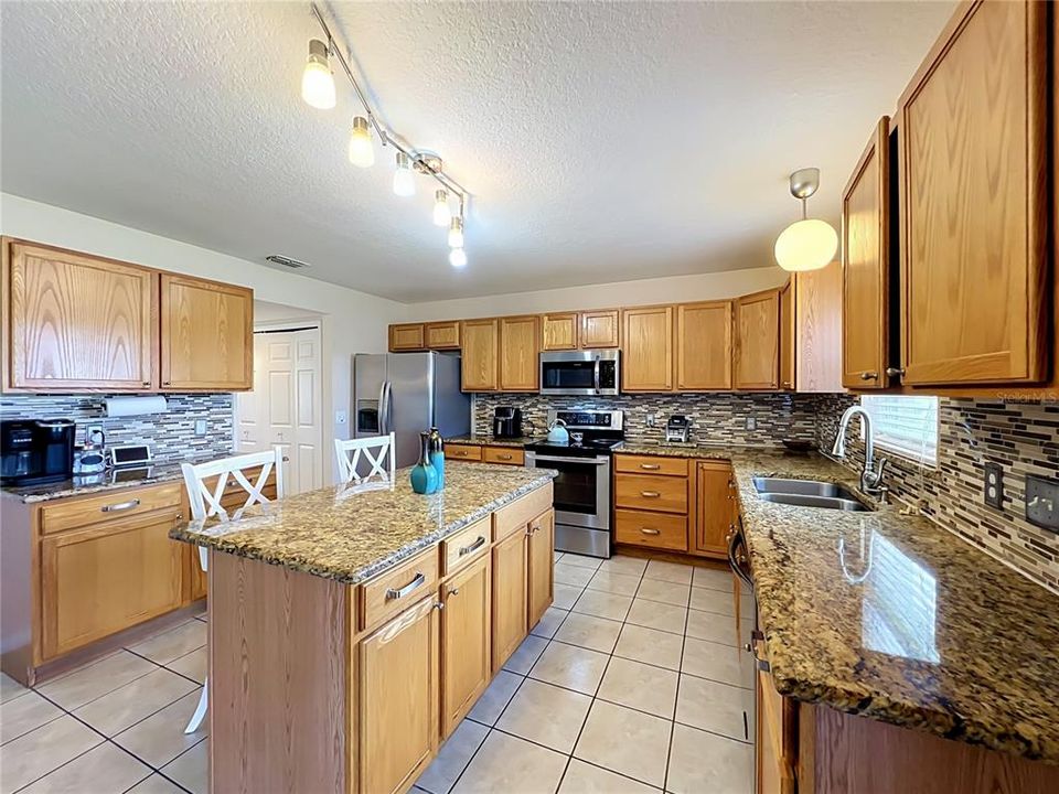 En Venta: $424,500 (4 camas, 3 baños, 3012 Pies cuadrados)