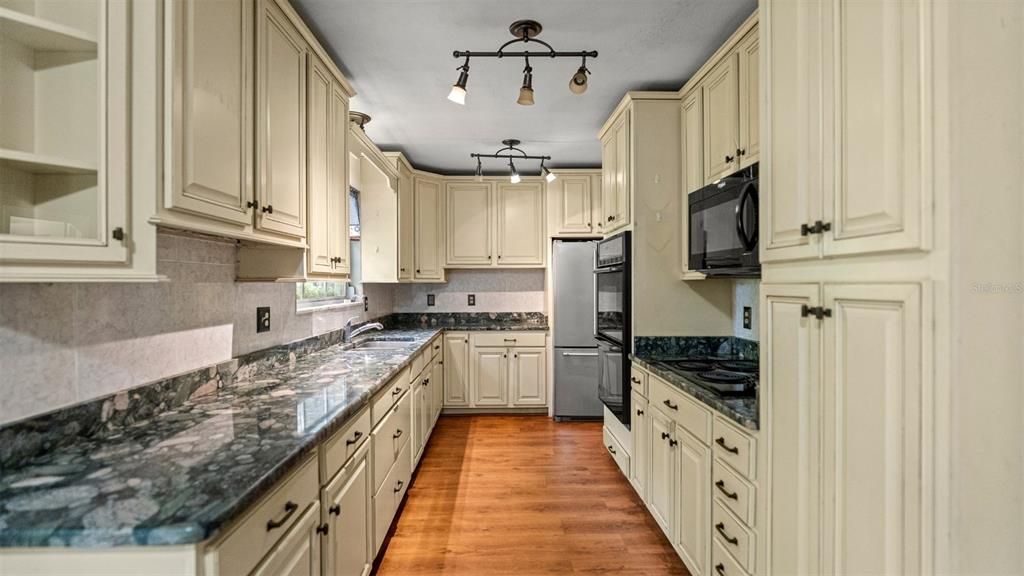 For Sale: $349,999 (3 beds, 2 baths, 2280 Square Feet)