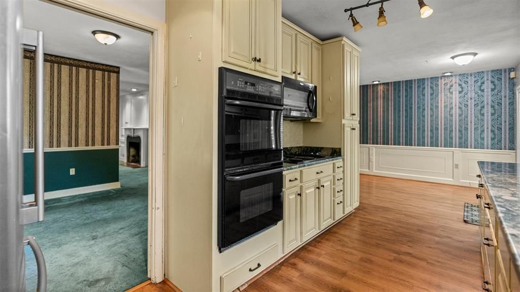 For Sale: $349,999 (3 beds, 2 baths, 2280 Square Feet)